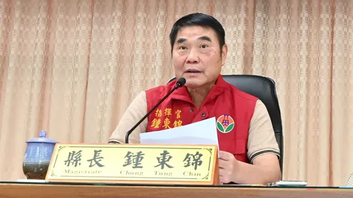 苗栗綠營看板倒塌砸人　鍾東錦：不要獵巫「砸傷的都是我們苗栗人」