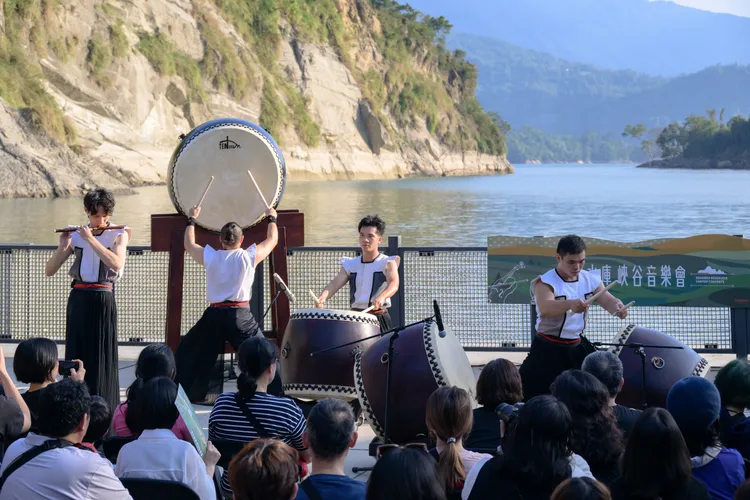 今年曾文水庫峽谷音樂會邀來十鼓擊樂團、手合鐵鼓樂團演出。西拉雅風管處提供