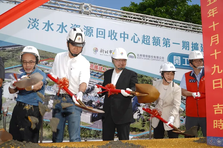 市長侯友宜主持淡水水資源回收中心擴建工程開工動土典禮，與貴賓及施工團隊祈求工程平安順利。市府提供