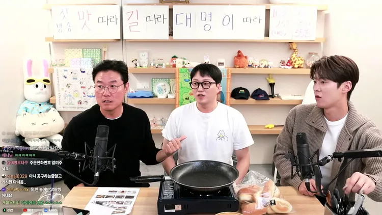羅PD（左起）昨天在15夜頻道直播，金大明身上穿著2年前在台南冰淇淋店買的周邊T恤，直呼很想念店家。翻攝YouTube