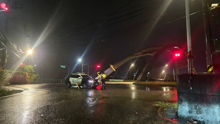七堵實踐路253巷與千祥橋口出現電線垂落，警方獲報後已趕往現場指揮交通。葉先鵬攝
