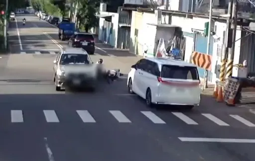 驚險！路口左轉機車擦撞直行車　女騎士倒地險遭對向車輾過