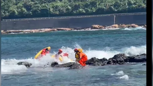 萬里釣客撿拾釣竿不慎落海　海巡冒浪救援畫面曝