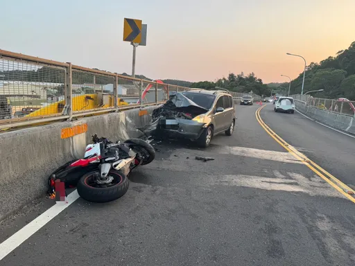 苗栗紅牌重機高架橋逆撞轎車　騎士彈飛摔橋下身亡