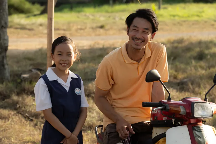 李李仁（右）、陳舒曼在《沙央》中飾演湯詠絮的爸爸與妹妹。甲上提供