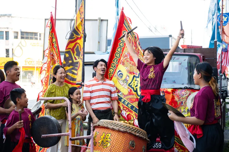 湯詠絮（右二）在《沙央》片中飾演以鼓聲表達自己的聾人少女珊珊，獲得家人溫暖支持。甲上提供