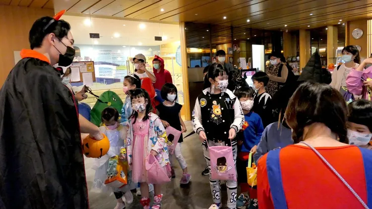 福容淡水漁人碼頭延續親子度假特色，推出「淡水萌鬼出沒！萬聖歡樂派對」。業者提供