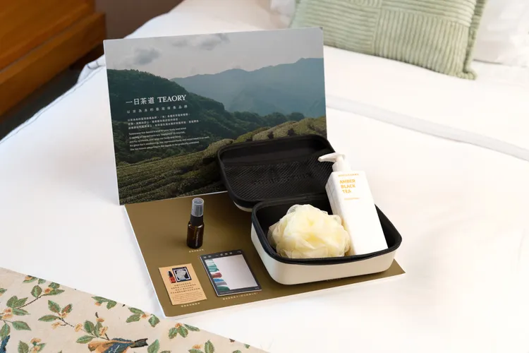 搭配香氛旅行組合及藝術家擴香卡。業者提供