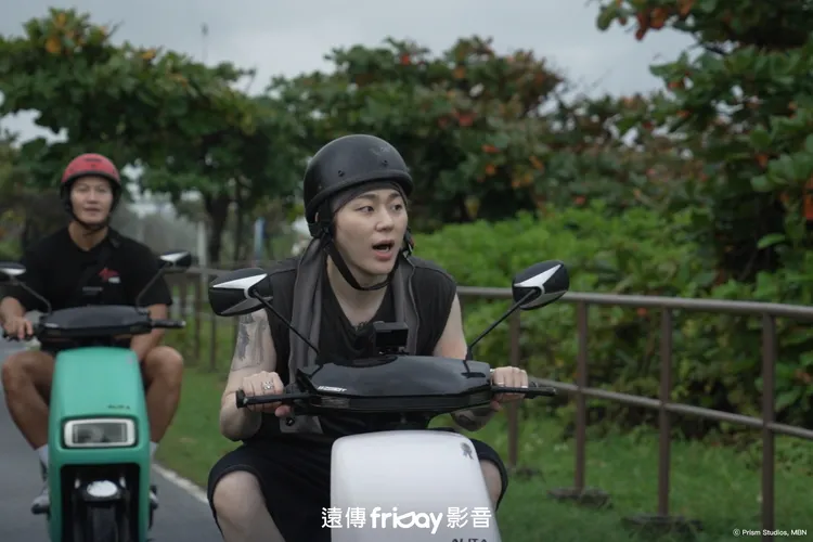 ZICO、金鍾國來台體驗騎電動機車。friDay影音提供