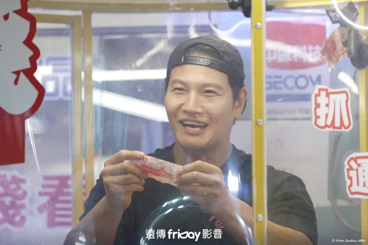 金鍾國在夜市玩起抓鈔票遊戲。friDay影音提供