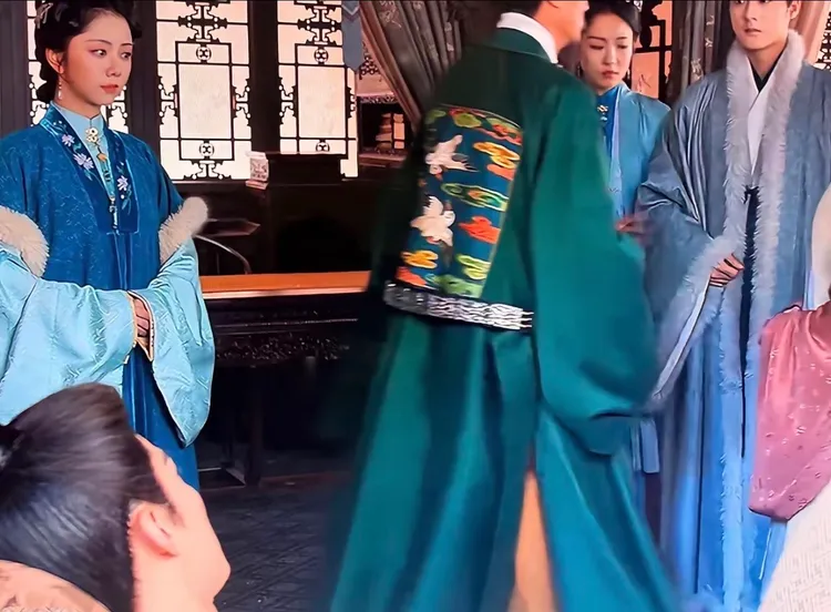 劇中太醫露出一雙光腿。翻攝自小紅書