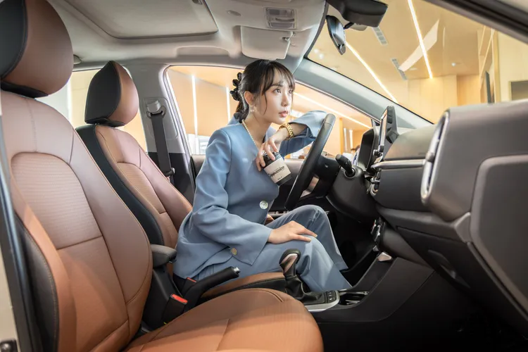 Picanto Cappuccino Edition特仕版專屬牛奶白外觀搭配首次導入焦糖棕內裝，Cappuccino咖啡色調風格設計，限量100台於上市不到一個月即已全數完售，限量追加50台。業者提供