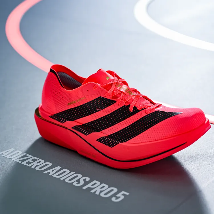 全新旗艦跑鞋ADIZERO ADIOS PRO 5從輕量到能量回饋都有感。品牌提供