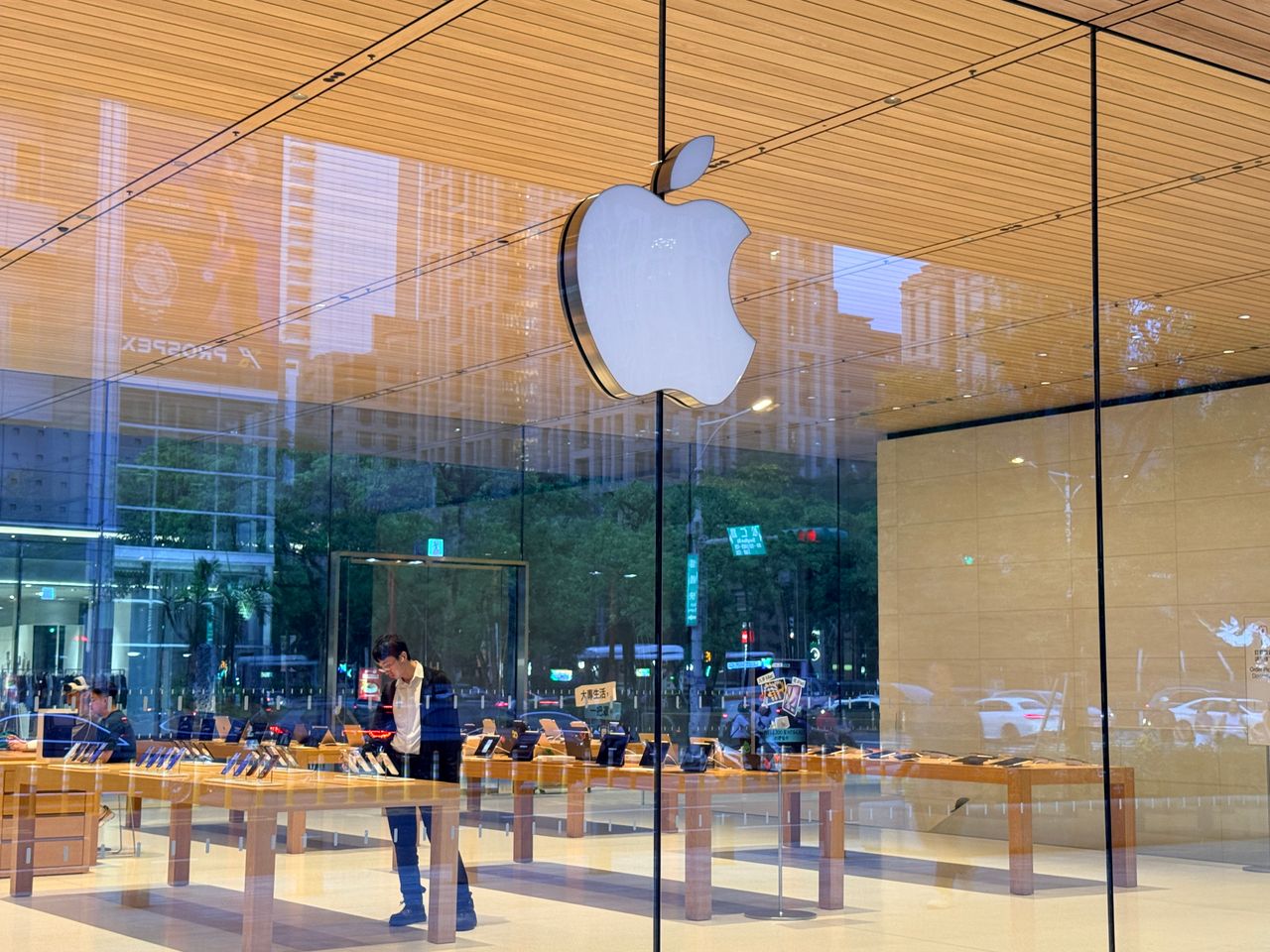 iPhone Duo明開賣遇薔琵!蘋果:若放颱風假將保留延後取貨
