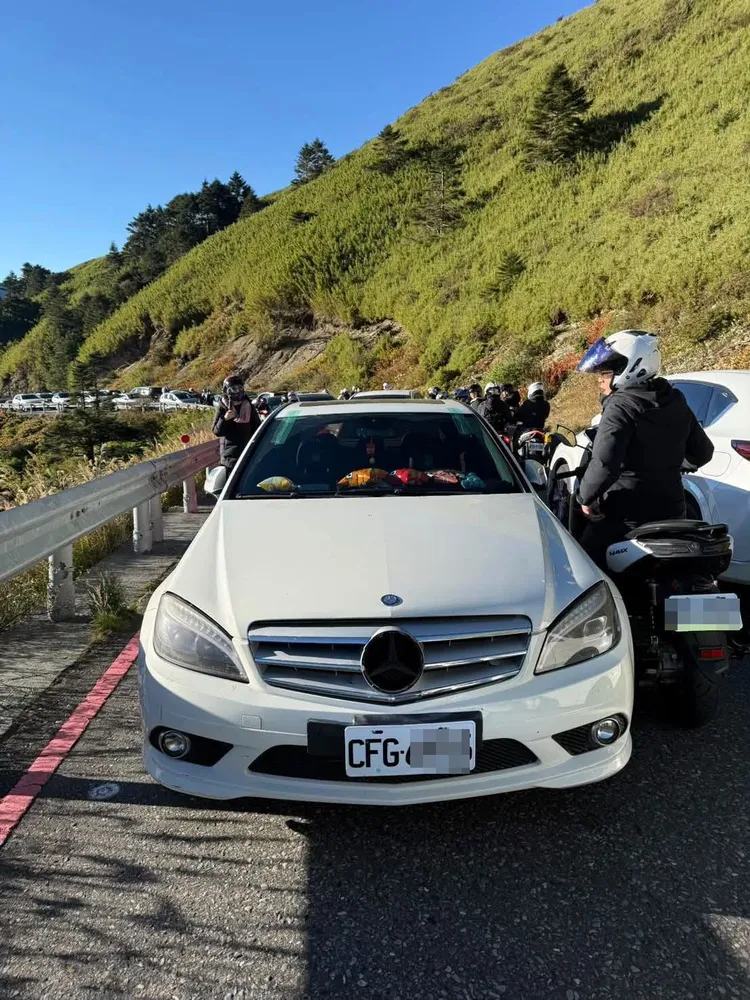 國慶連假白色賓士車違停在武嶺山路旁，造成雙向車流塞爆。翻攝網路