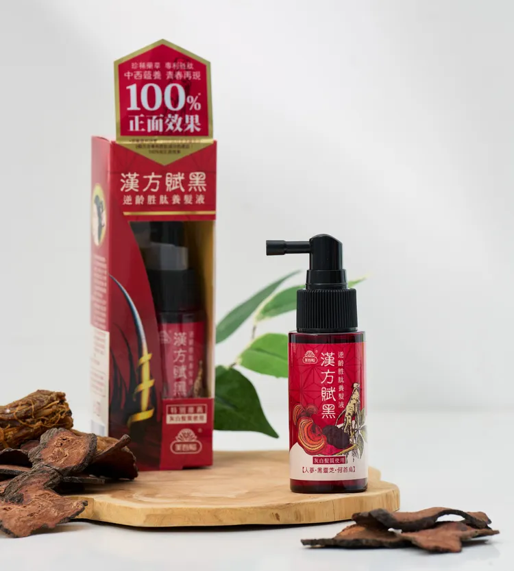 免沖洗的逆齡胜肽養髮液，將頭皮保養接在日常洗護之後，質地清爽、不會讓髮根扁塌。