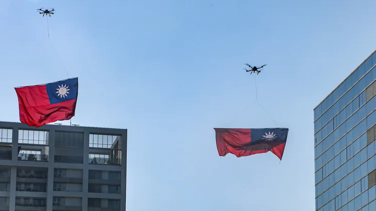 無人機帶著國旗進場。讀者提供
