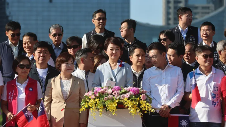 盧秀燕與台中市長參選人江啟臣、立委何欣純等人同台，也有市政交棒的意味。讀者提供