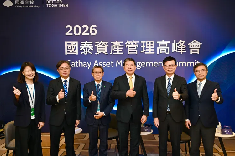 「2026國泰資產管理高峰會」今（30）日登場。國泰資產管理以國泰投信為核心，隨其資產管理規模持續擴大，持續深化投資研究、產品策略及全權委託等專業能力，以國際級標準，承接集團長期資金、整合專業投資資源，邁向區域資產管理平台。國泰金控總經理李長庚（右三）、國泰投信董事長李偉正（右二）、國泰人壽總經理林昭廷（左三）、國泰世華銀行發言人傅伯昇（左二）、國泰投信投資長鄭立誠（右一）、國泰金控副總施君蘭（左一）共同出席會後媒體聯訪。國泰金控提供
