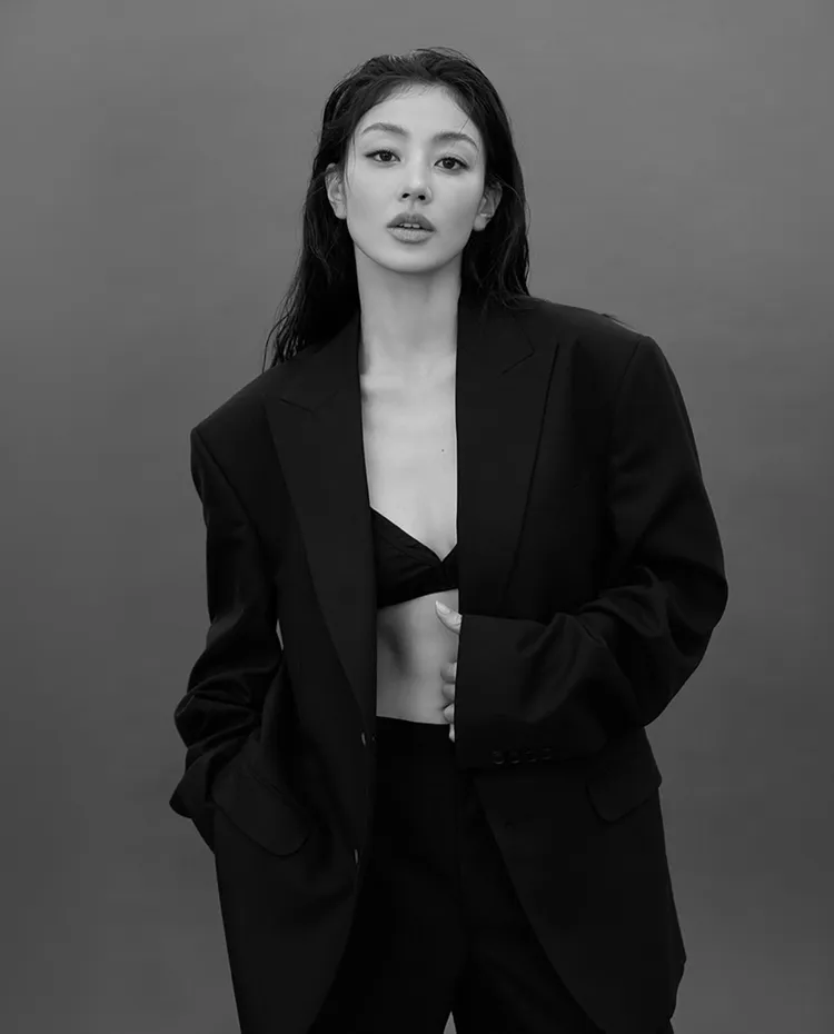 志效以黑色西裝內搭黑色Bra。翻攝志效IG