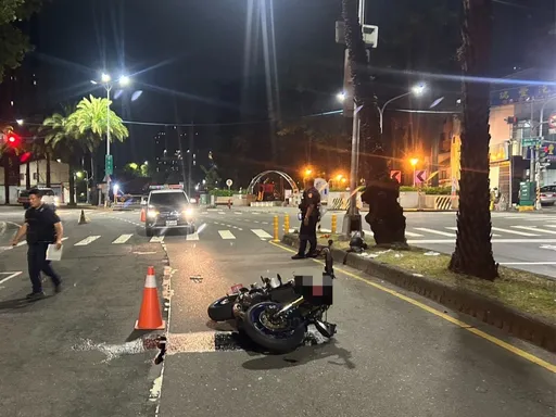 高雄機車自撞分隔島！25歲騎士送醫傷重不治