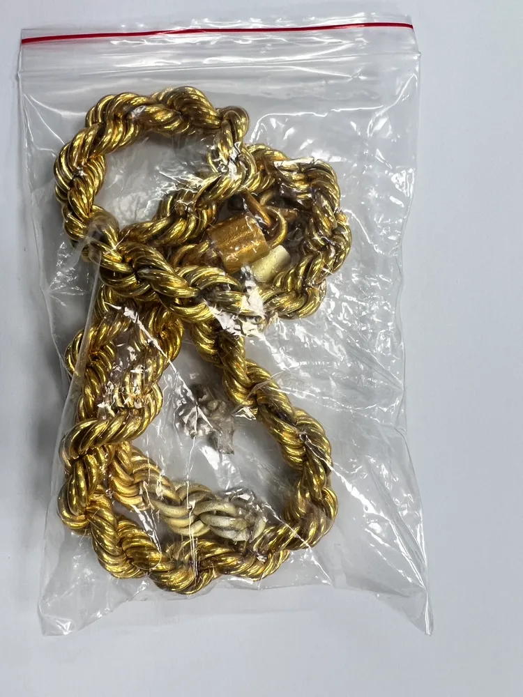 8兩假金項鏈以假亂真竟騙過銀樓，得手百萬餘元。翻攝畫面