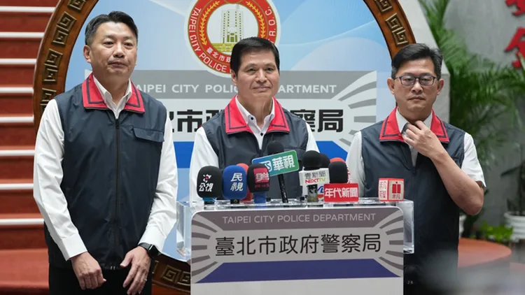 針對搜索同志酒吧執法過當爭議，台北市警察局長林炎田（中）與北市警局督察長劉炯炫（左）、萬華分局長陳勇華（右）召開記者會表示，本案依法執行搜索，但確實有4名員警言詞不當，各申誡2次；萬華分局長等人連帶處分。資料照片