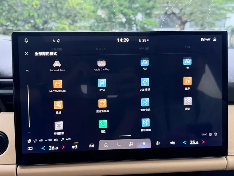 依車型不同，CX-5提供12.9吋或15.6吋中央觸控螢幕，並支援無線Apple CarPlay與Android Auto。林浩昇攝