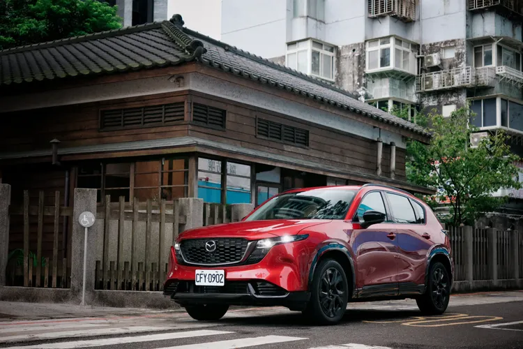 第三代CX-5產品重心更加偏向家庭使用，除了車身放大帶來更好的後座與行李廂機能，也同步強化座椅舒適性、隔音與科技配備，讓全車乘員都能享有更完整的乘坐體驗。林浩昇攝