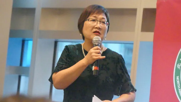 徐佳青出席年會時發表演說。翻攝自北美洲台灣婦女會溫哥華分會臉書