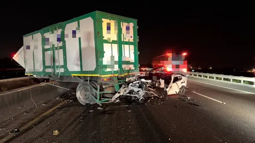 國1嘉義民雄段5車連環撞！兩轎車幾成廢鐵　釀2死2傷慘劇
