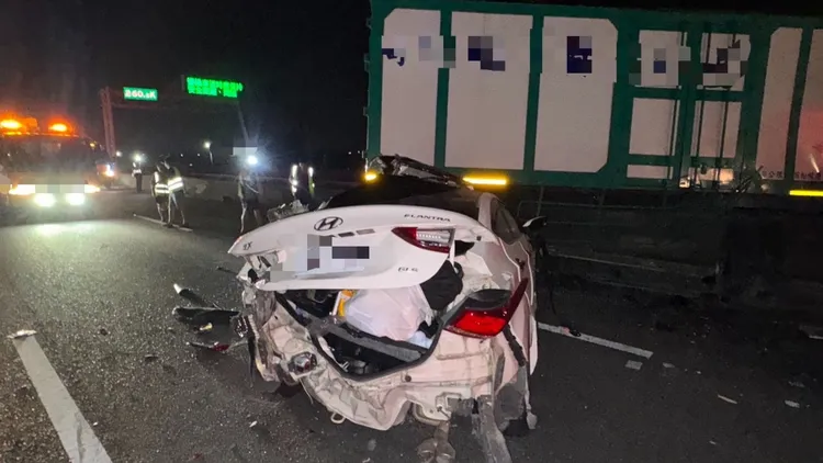 聯結車疑似爆胎失控，造成後方轎車接連撞上，其中一部轎車還被二度撞擊。民眾提供