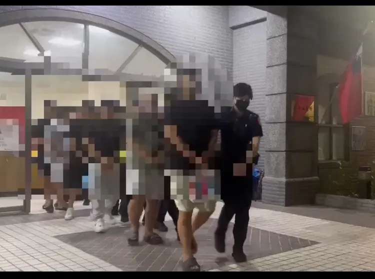 一夥人移送地檢署。翻攝畫面