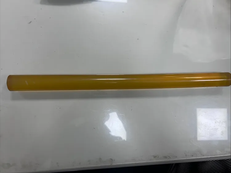 警方查獲砸鐵門用的熱溶膠條。翻攝畫面