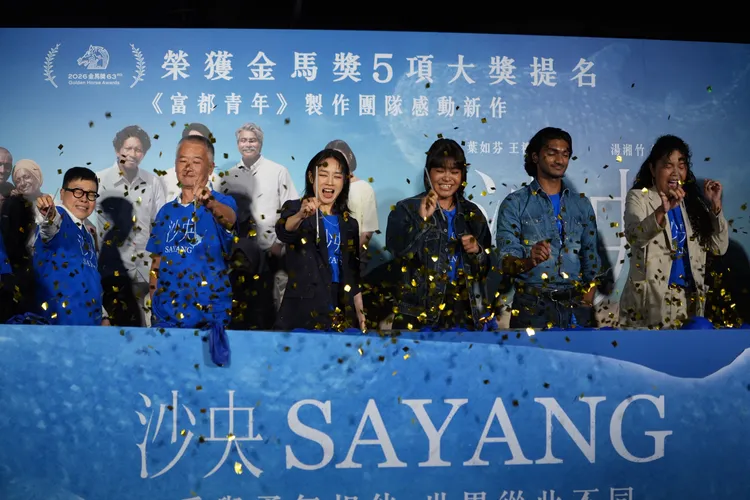主創團隊一同為象徵「馬到成功、票房長紅」的8顆派對氣球刺破。彭欣偉攝