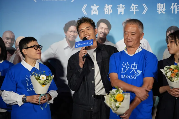 陳澤耀驚喜現身送花給主創。彭欣偉攝