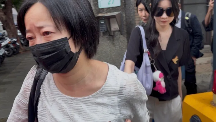 梁子凌的遺孀(前)、女兒於一審到北院國民法官庭聽判。資料照片。張欽攝