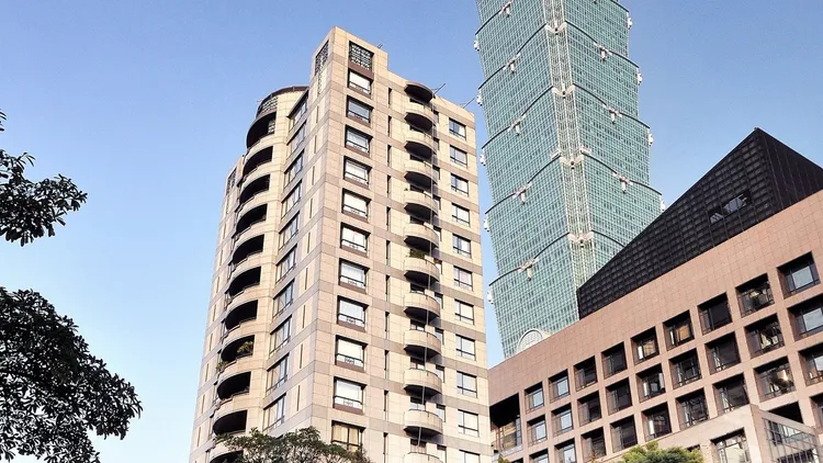王文洋情有獨鍾的信義區豪宅「遠雄御之苑」坐落於松勤街上，距離台北101不到100公尺。翻攝遠雄建設