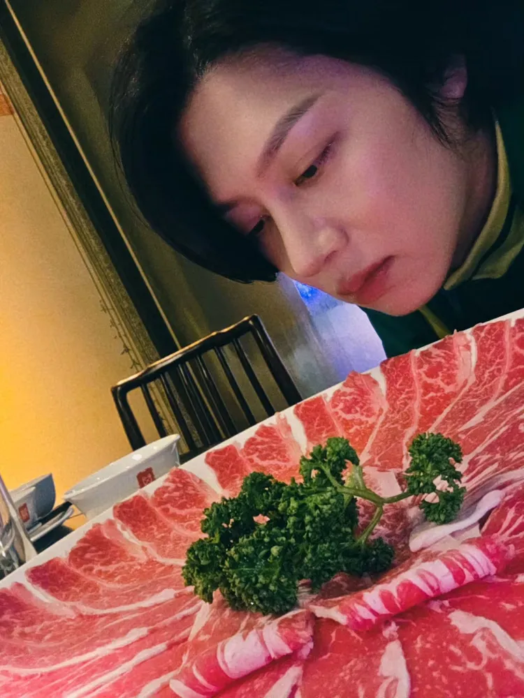 希澈曬出肉盤照，自爆2人吃了10人份的肉。翻攝希澈IG