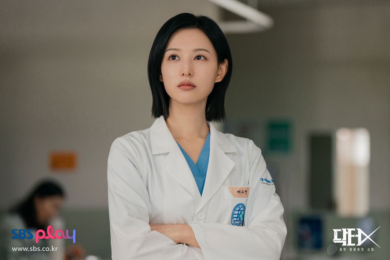 金智媛隔10年演醫師高喊「絕不失敗」!驚見病患肝臟藏縮寫登Netflix冠軍