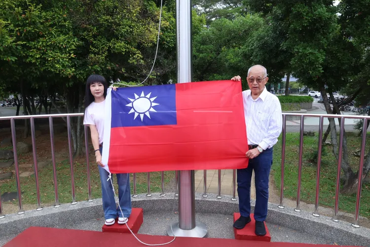「林口阿姨」蔡淑君與監察院長的王建煊擔任升旗手。服務處提供