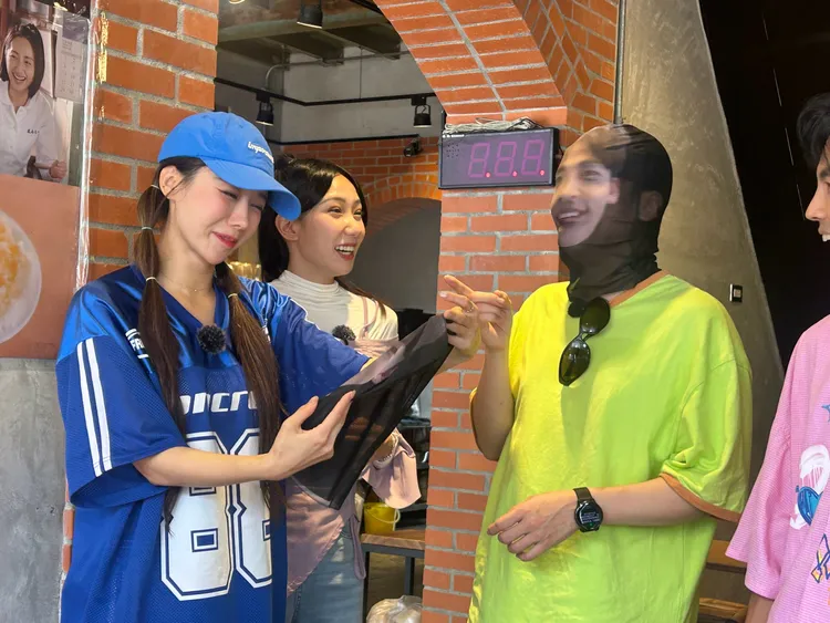 李雅英（左）為見許光漢願倒貼主持費，楊繡惠也出手相助。民視提供