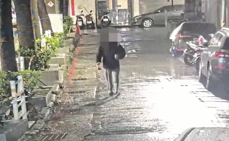 竊賊得手後拿著飲料悠閒離去。翻攝畫面