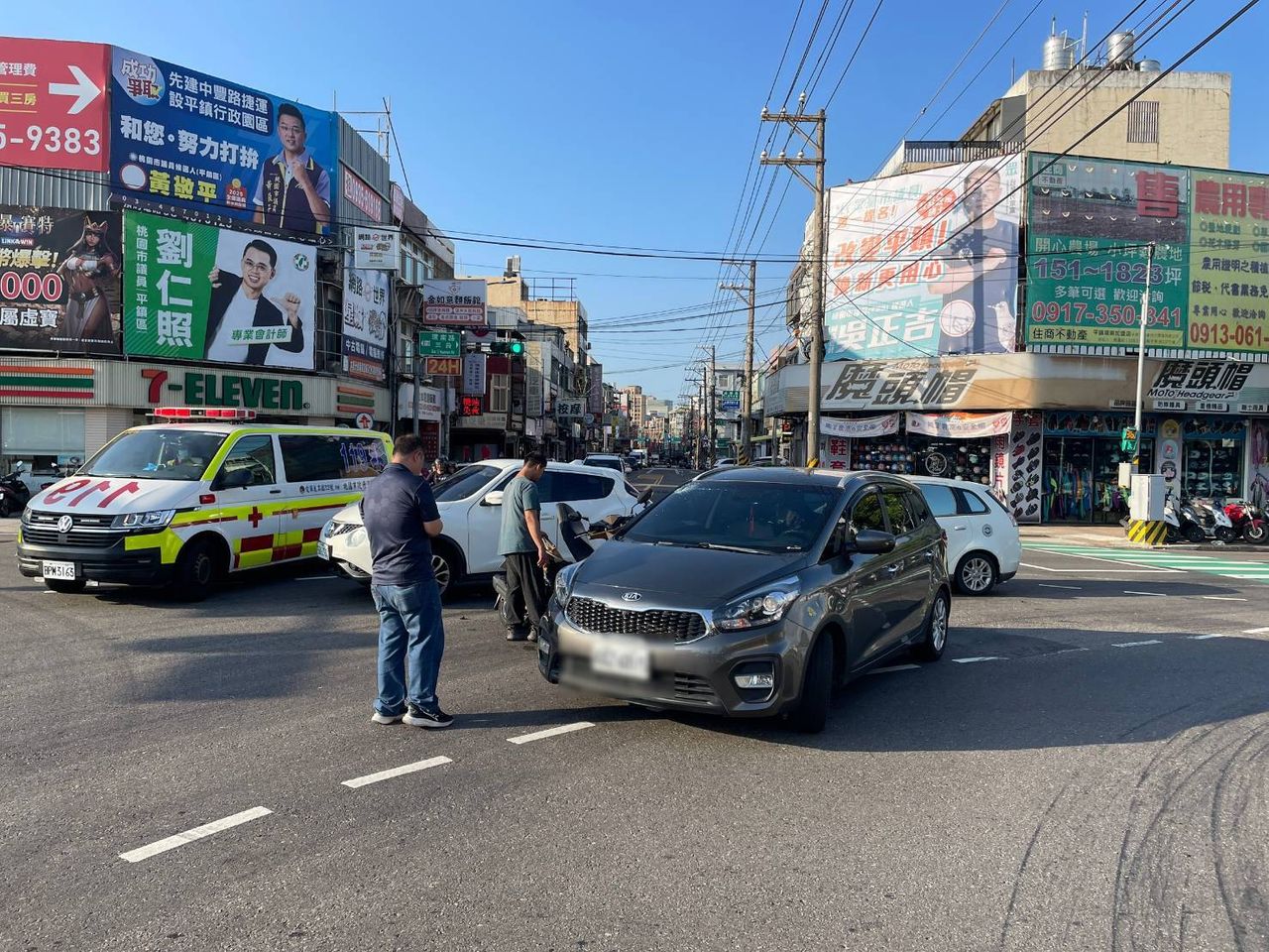 左轉車遭直行機車攔腰撞! 騎士連人帶車倒地受傷送醫