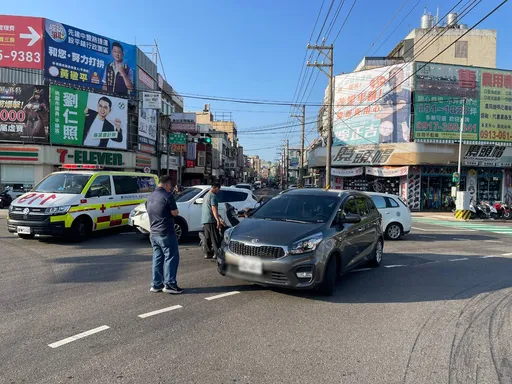 左轉車遭直行機車攔腰撞！　騎士連人帶車倒地受傷送醫