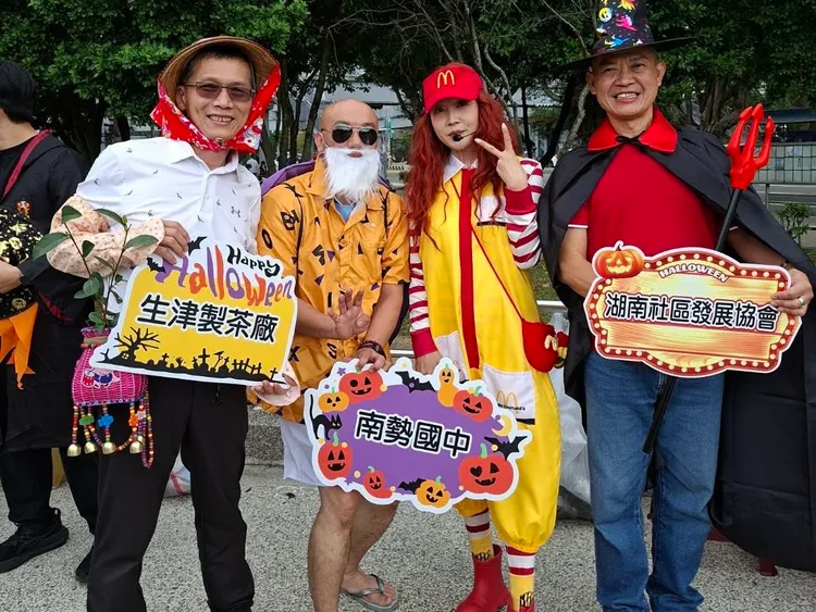「麥當勞阿姨」竟是蔡淑君（右二）！萬聖派對造型太逼真，民眾上前直接點餐。服務處提供